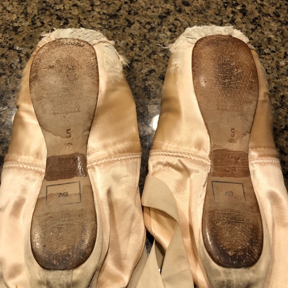 Old used pointe shoes - Picture 1 of 9